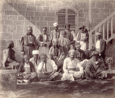 Gruppe von fünfzehn Lagerdienern der Party des Prinzen von Wales in Beirut, 1862 von Francis Bedford